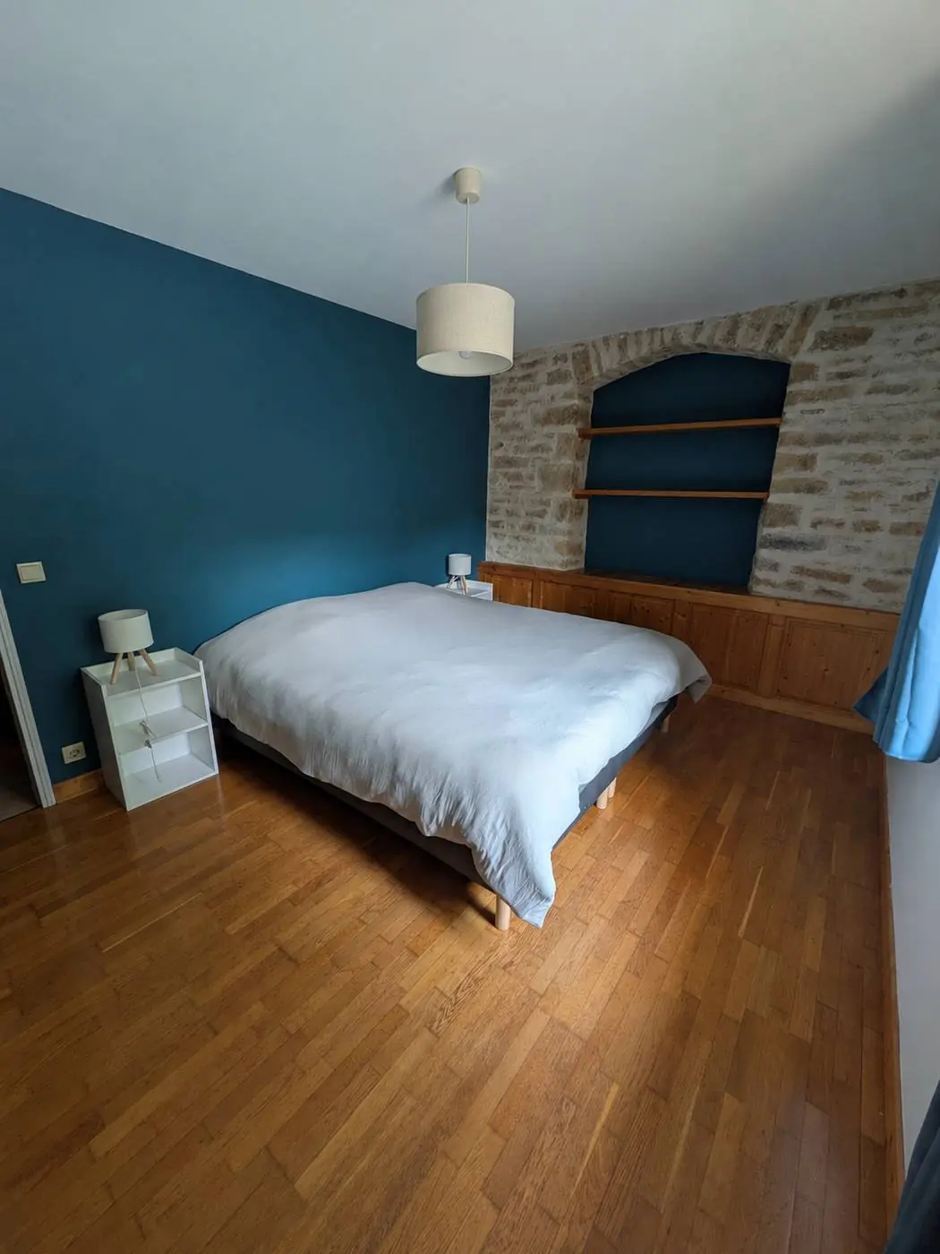Une chambre et sa niche dans le mur en pierre d'origine