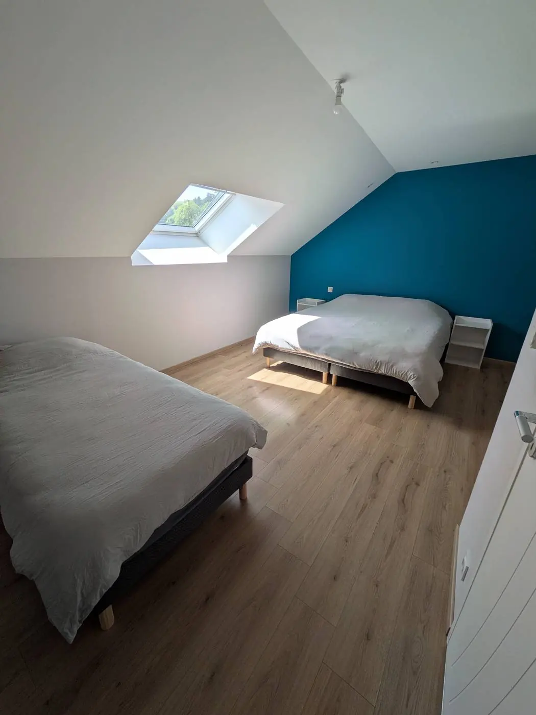 Une chambre sous les toits, mur bleu