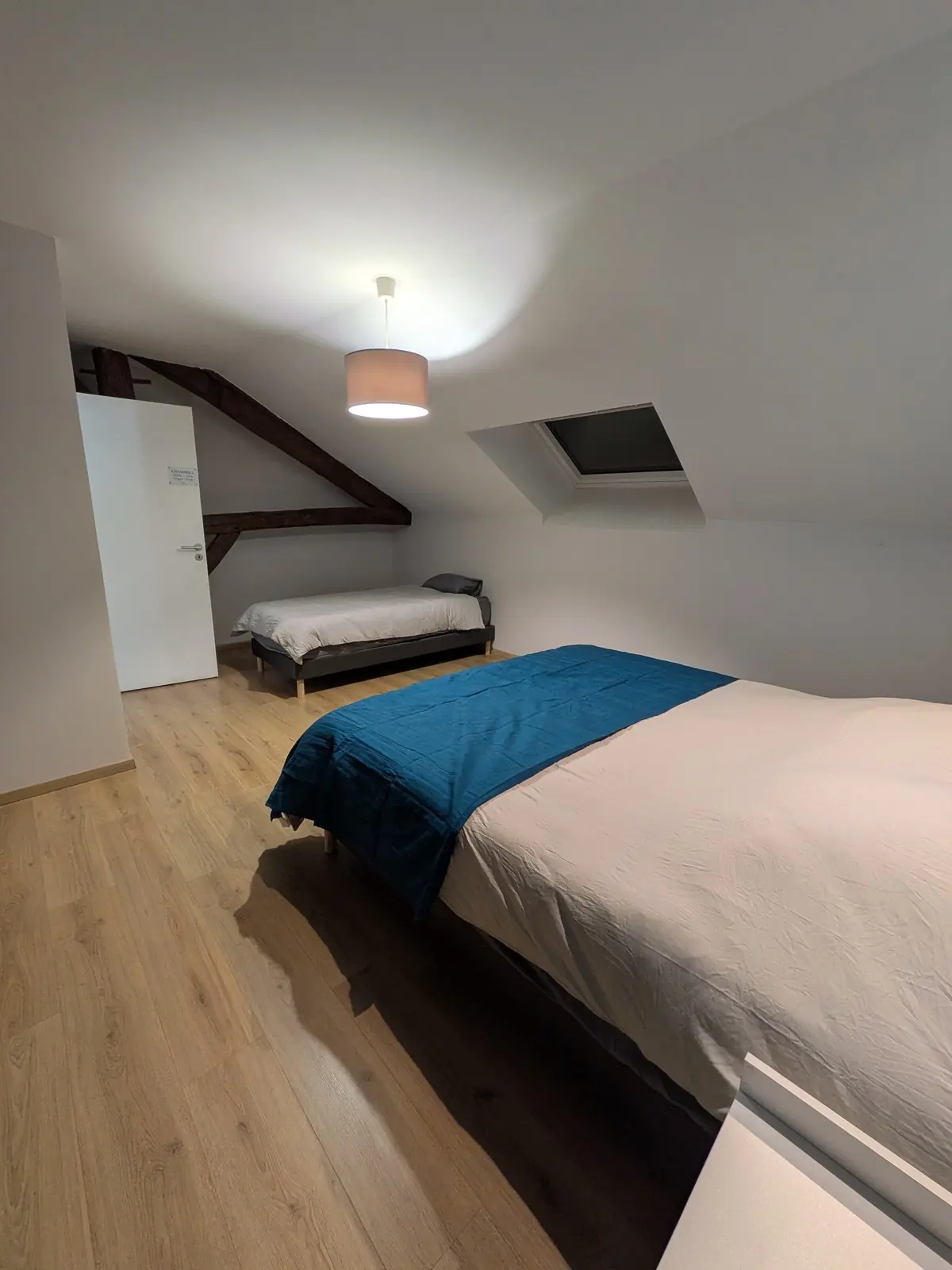 Une chambre sous les poutres anciennes