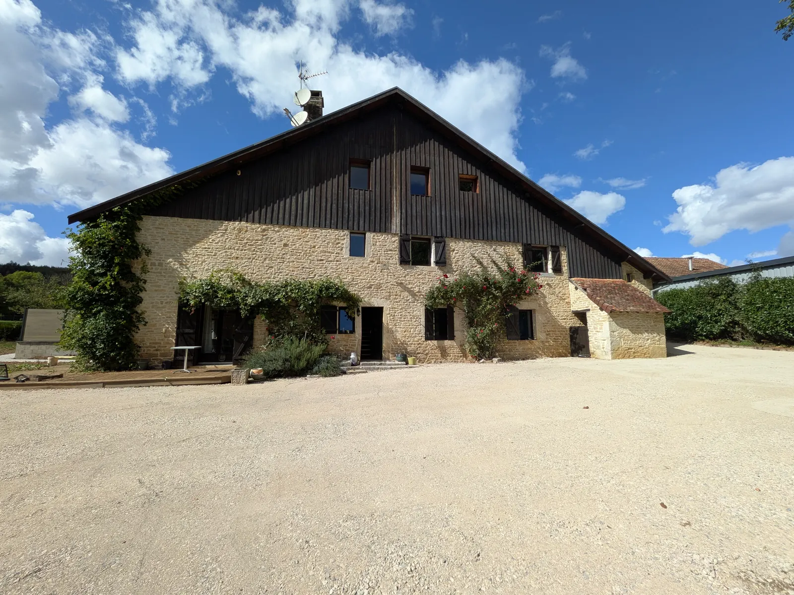 La ferme comtoise : la pierre et le pignon en bois