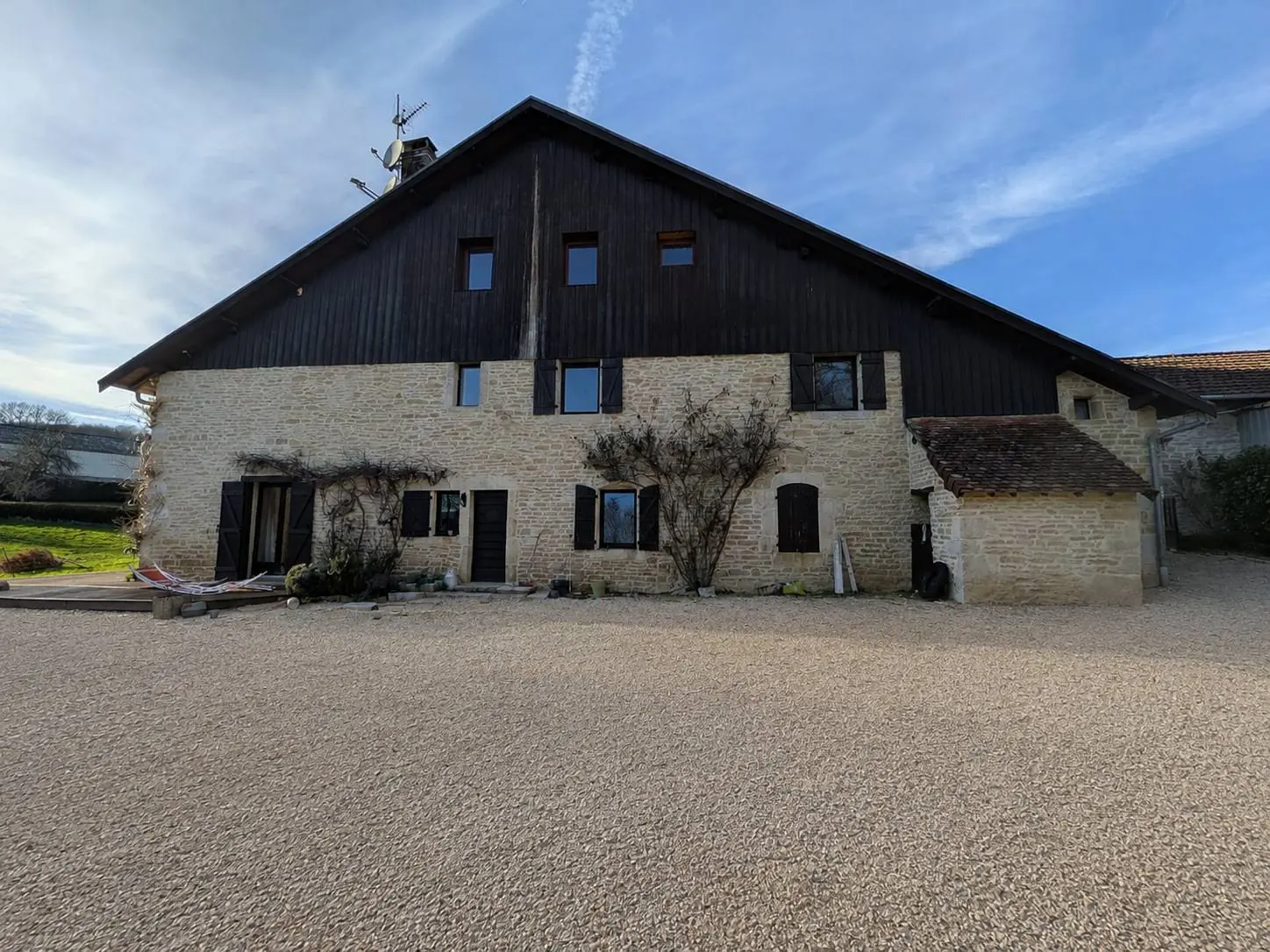 La Grange : la ferme comtoise, sa façade en pierre et son pignon en bois