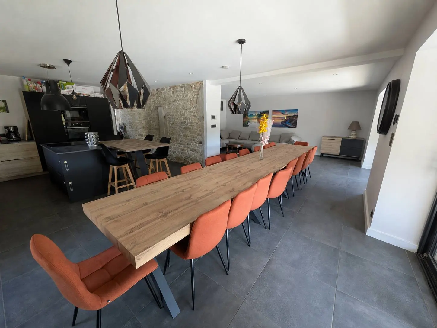 La grande pièce à vivre du Verger et sa longue table