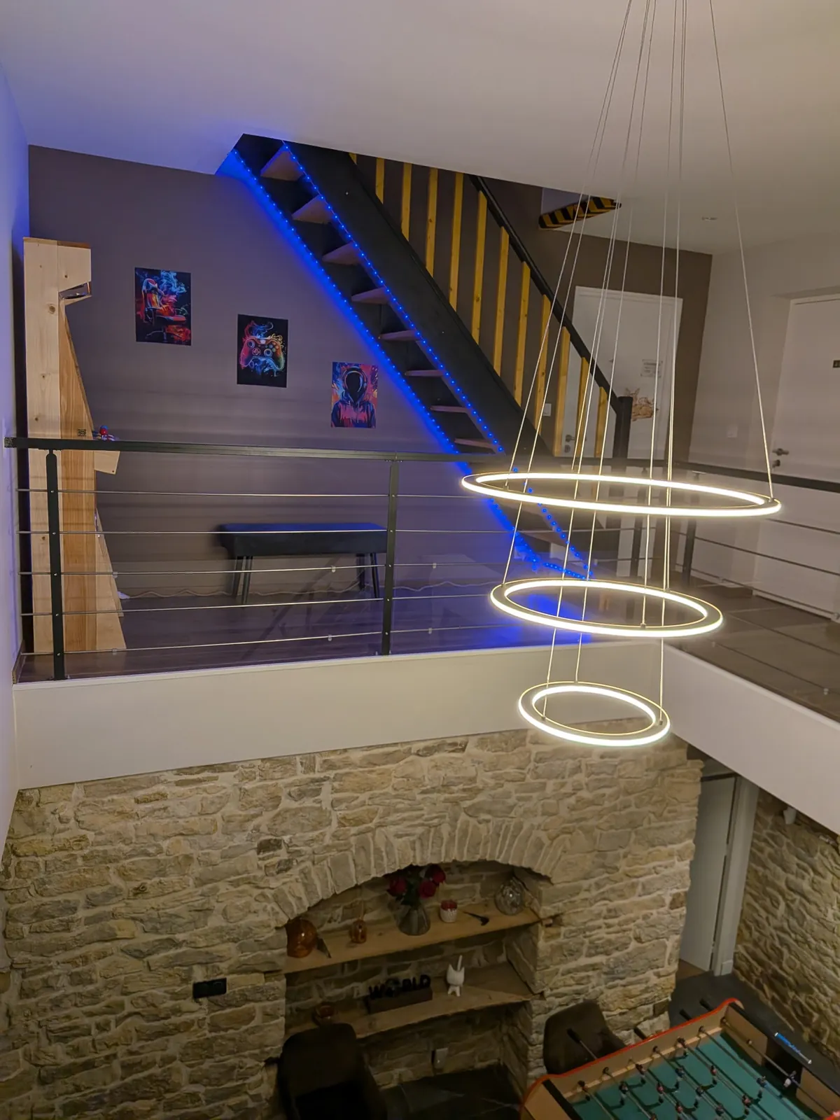 La mezzanine et l'escalier lumineux, au-dessus de l'entrée en pierre