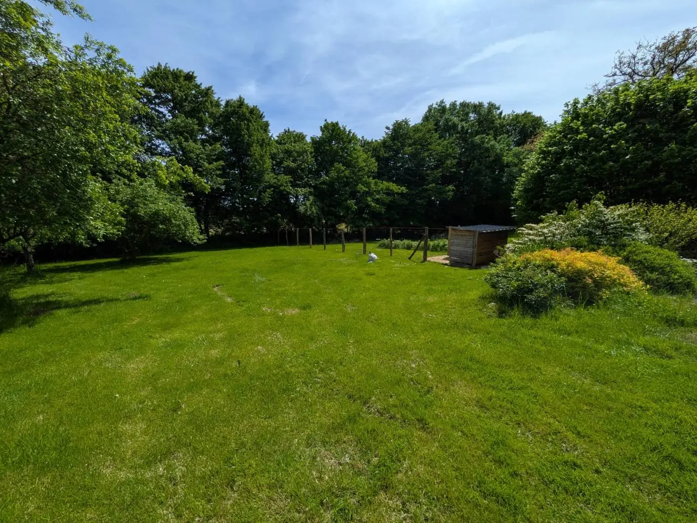 Le parc clos et sa pelouse