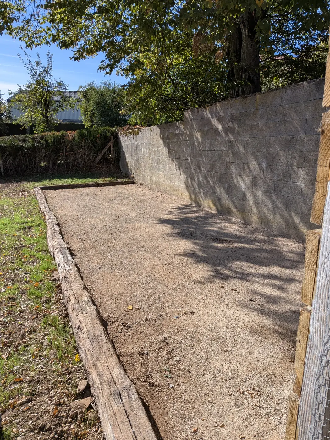 Le terrain de pétanque, à l'ombre des arbres