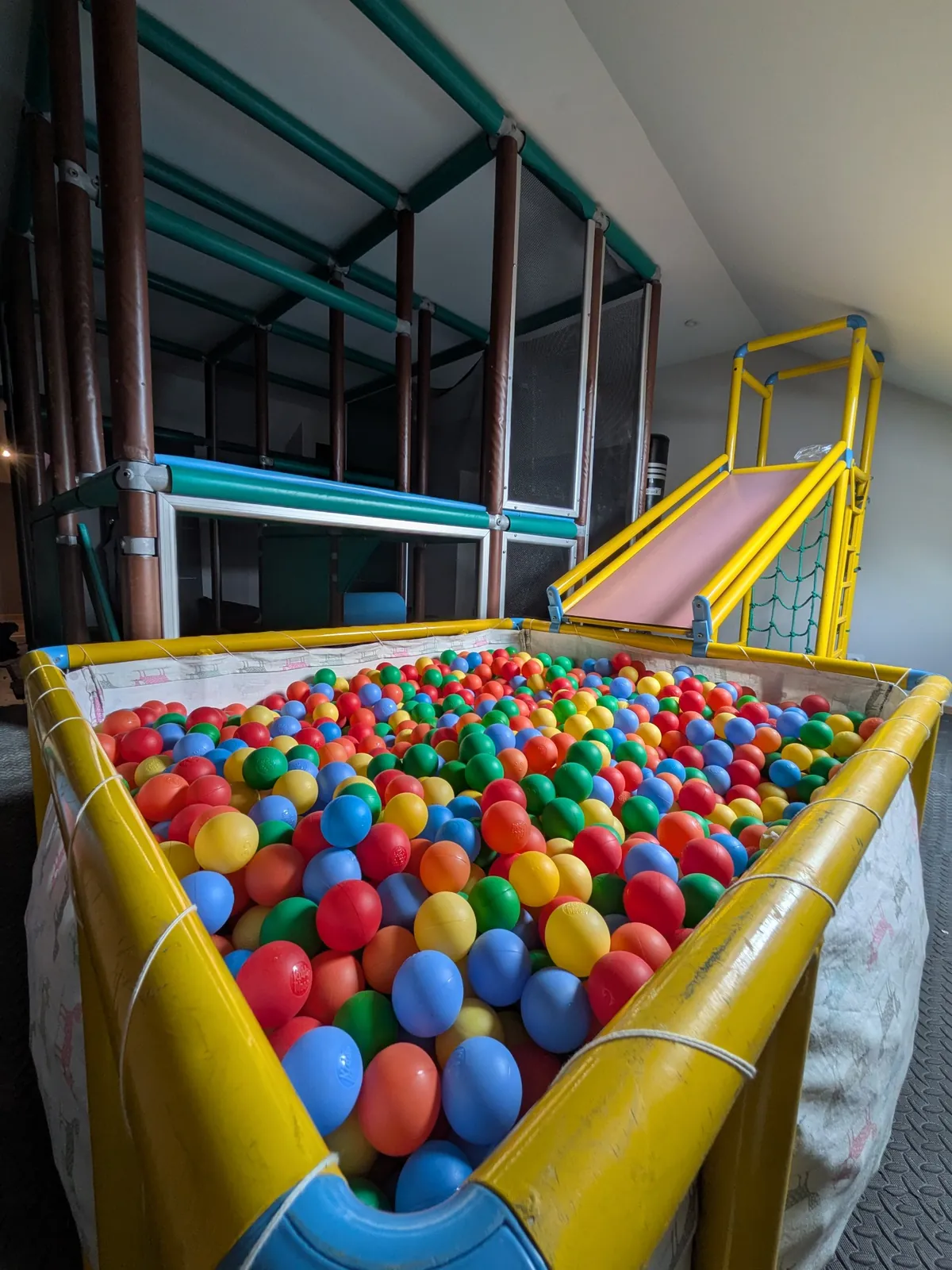 La piscine à balles et la structure de jeux intérieure