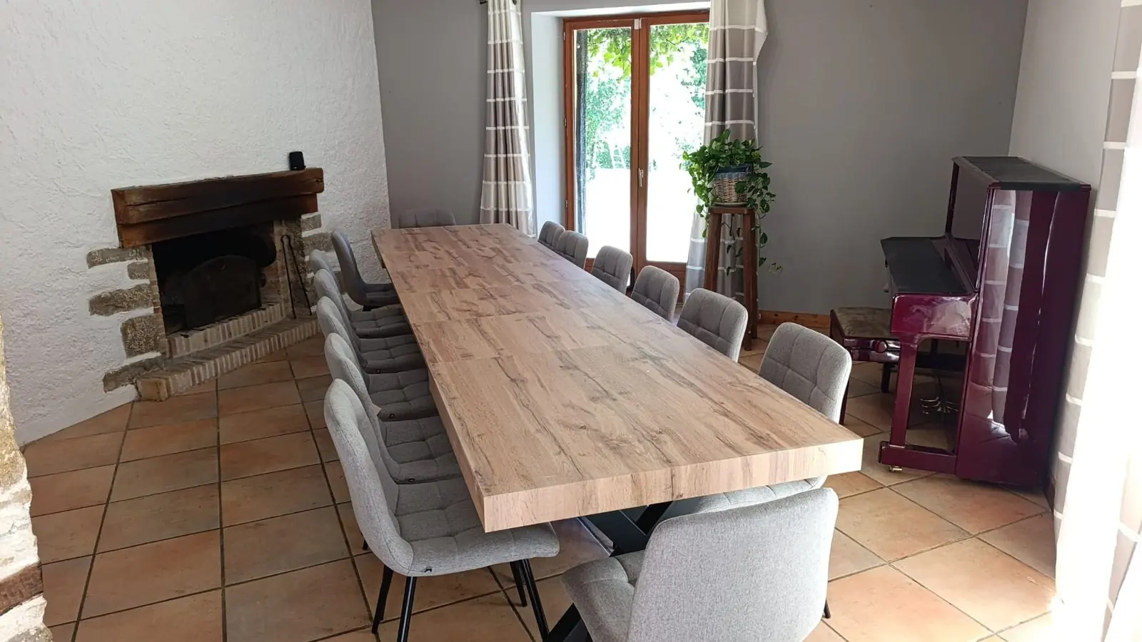 La grande salle à manger et sa longue table