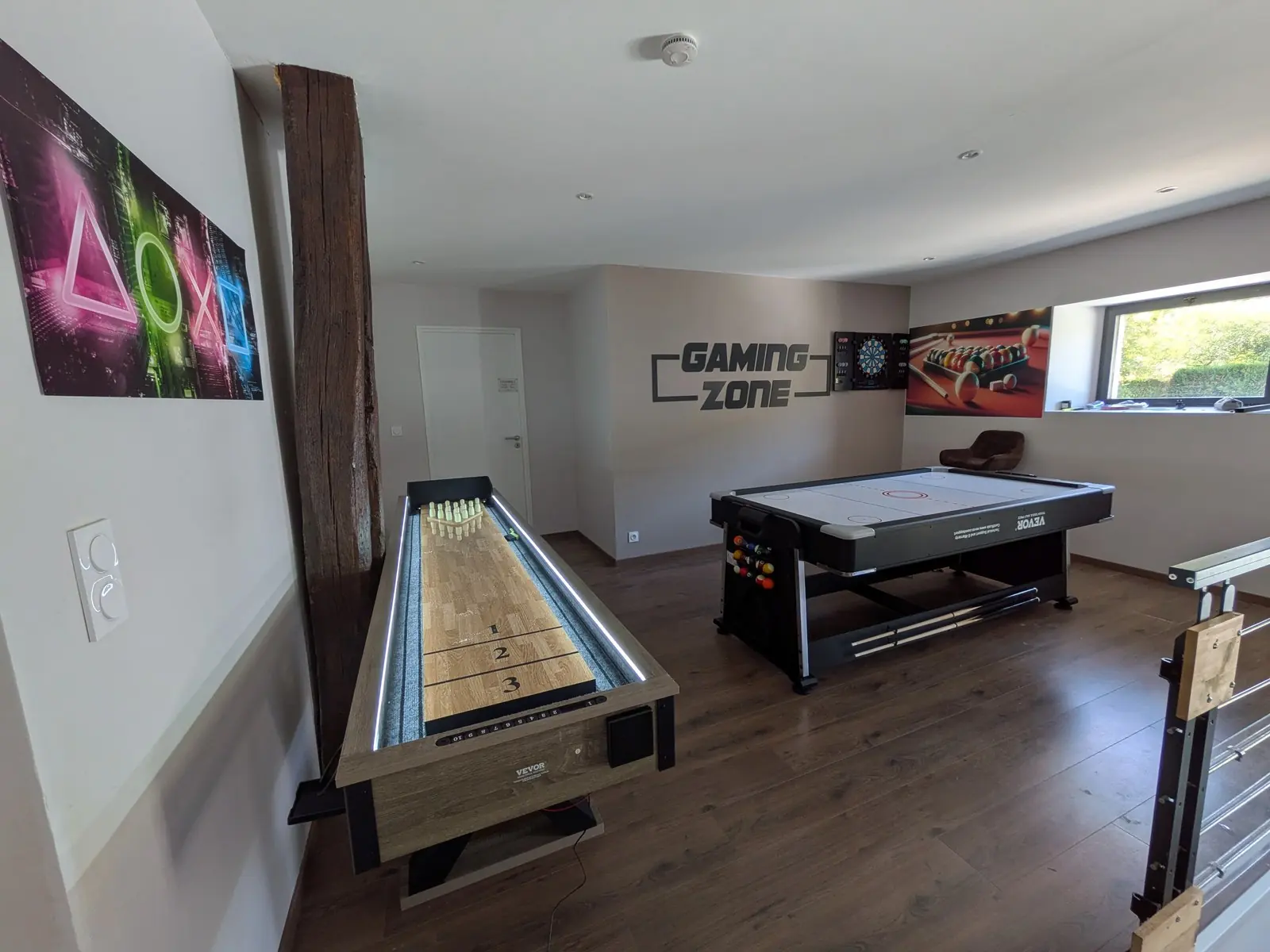 La salle de jeux : shuffleboard, air hockey, billard et fléchettes