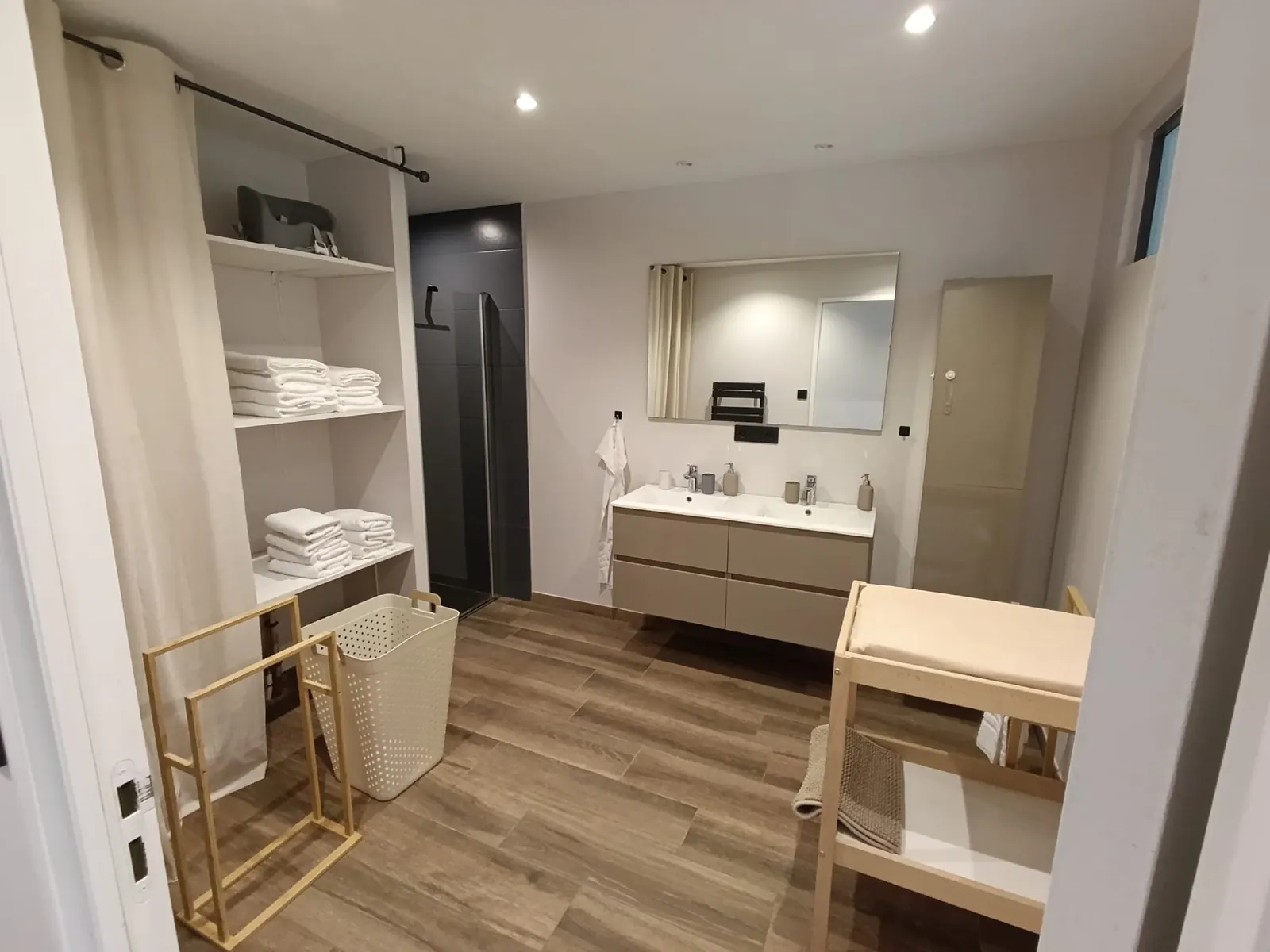 Une salle de bain du Verger : douche à l'italienne et double vasque