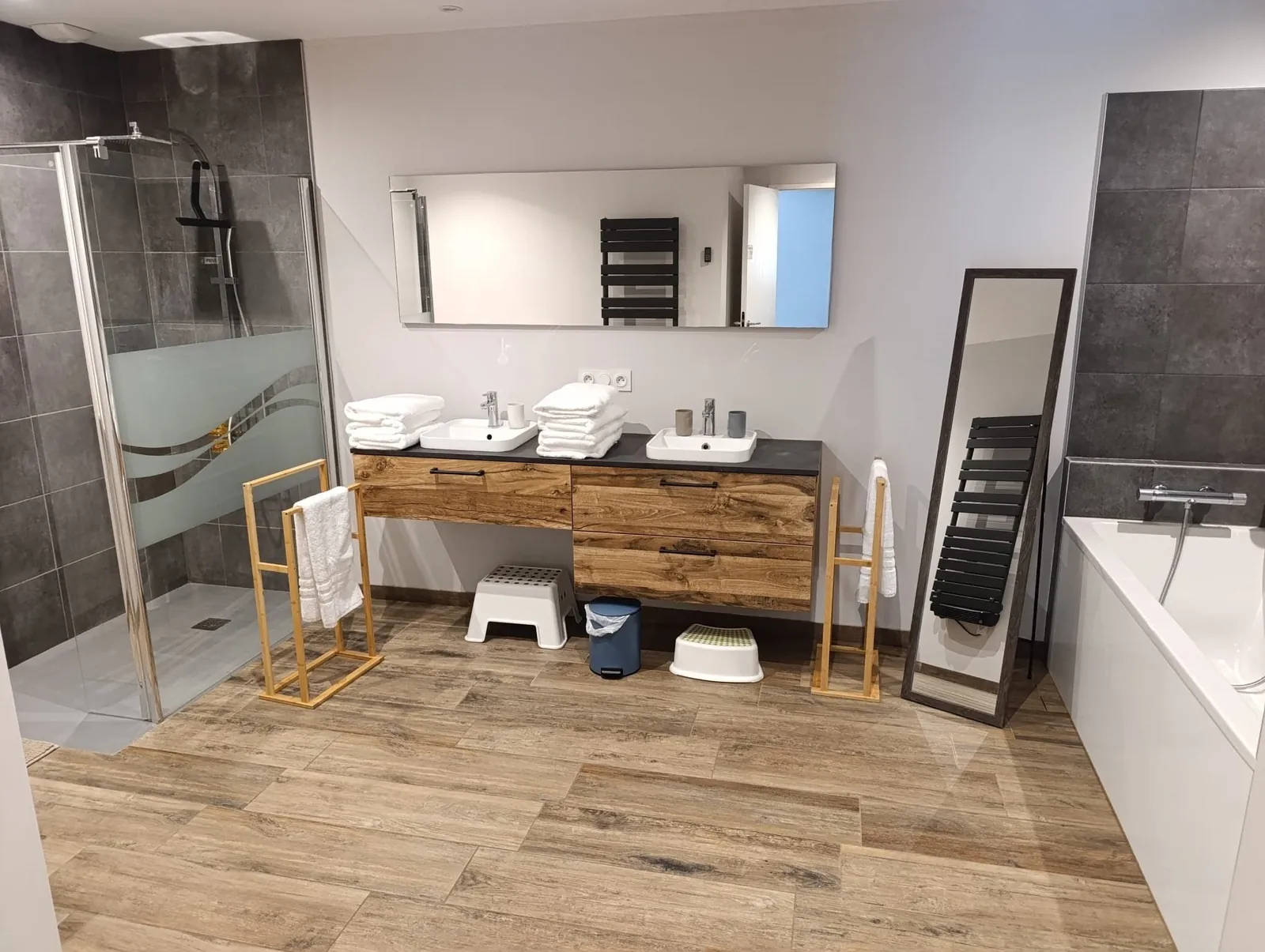 Une salle de bain avec douche à l'italienne, double vasque et baignoire