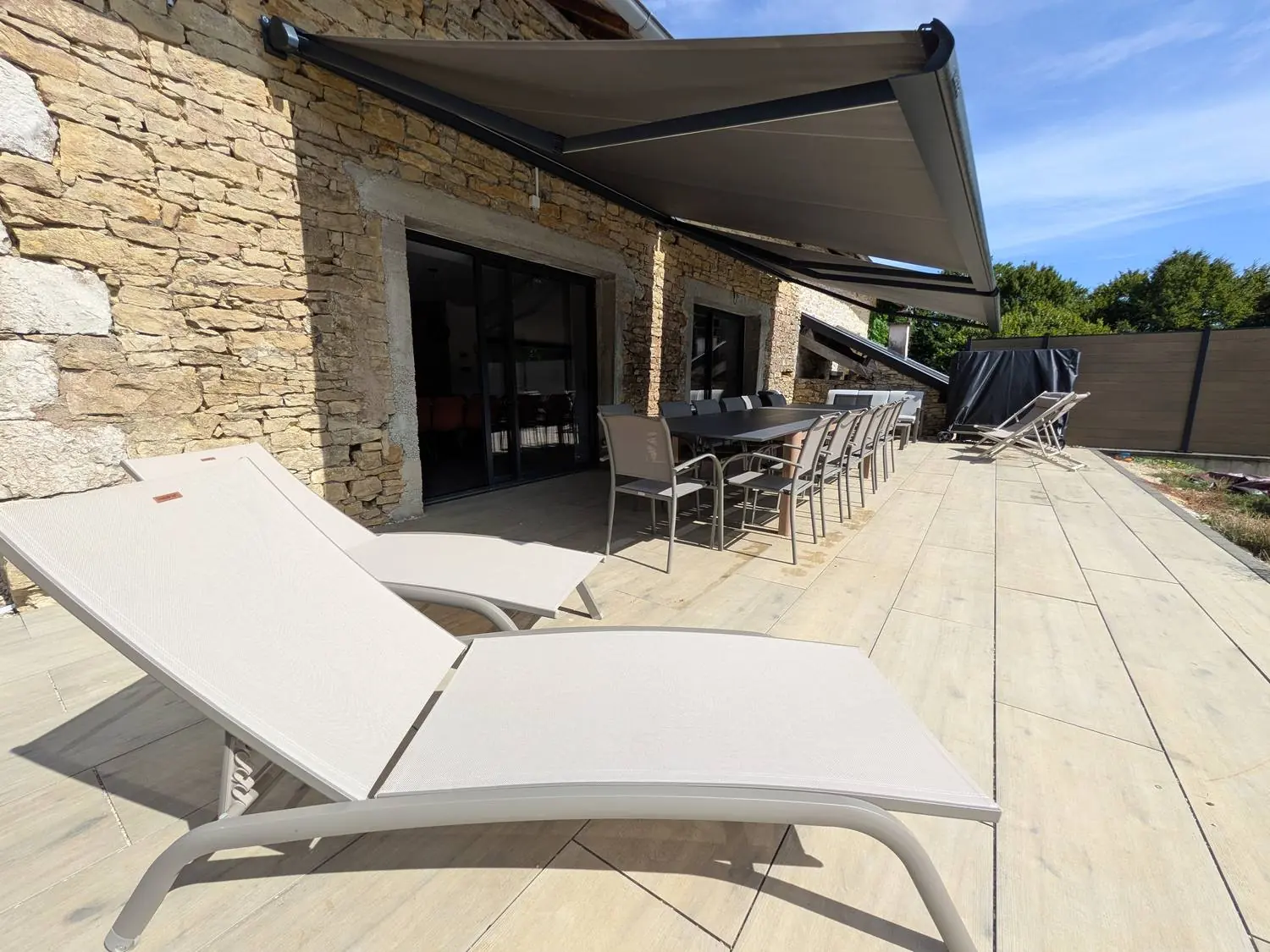 La grande terrasse, son store banne et ses transats